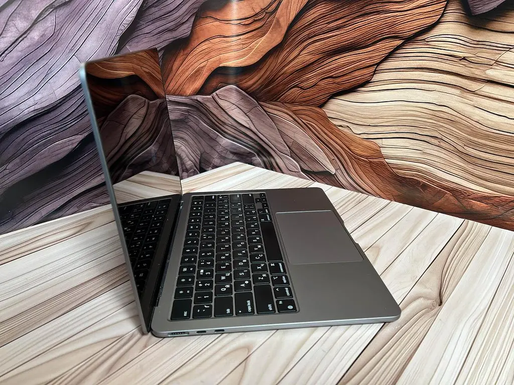 Ноутбук Apple MacBook Air 13.6" 2022 M2/24/512 (WY04J3CTXY) Б/в - фото 4