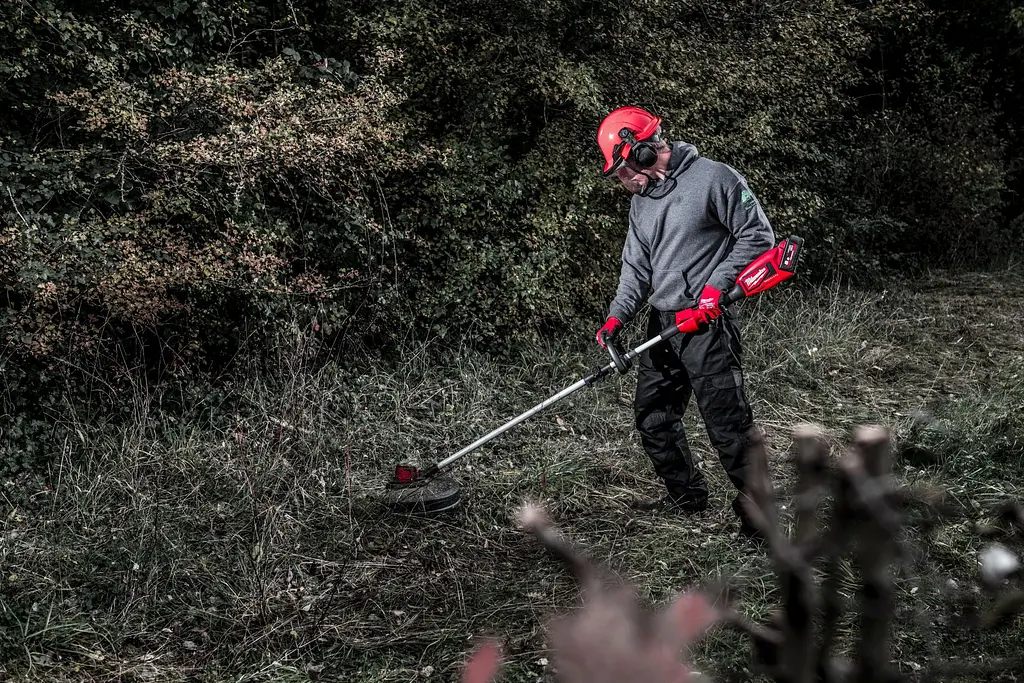Milwaukee Тримір садовий акумуляторний Milwaukee M18 BLLT-0 18В 40см 0-4900-6200об/хв 5.3кг без АКБ та ЗП - фото 4