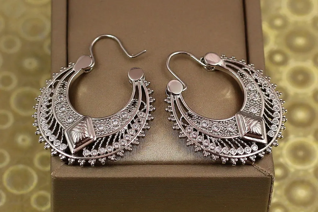 Сережки коромислу Xuping Jewelry Карма 3.3 см сріблясті - фото 2