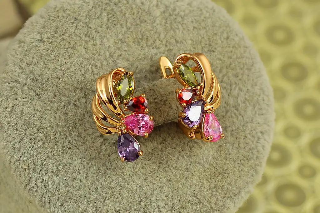 Сережки Xuping Jewelry Корзинка з темними кольоровими каменями 1,7 см золотисті - фото 2