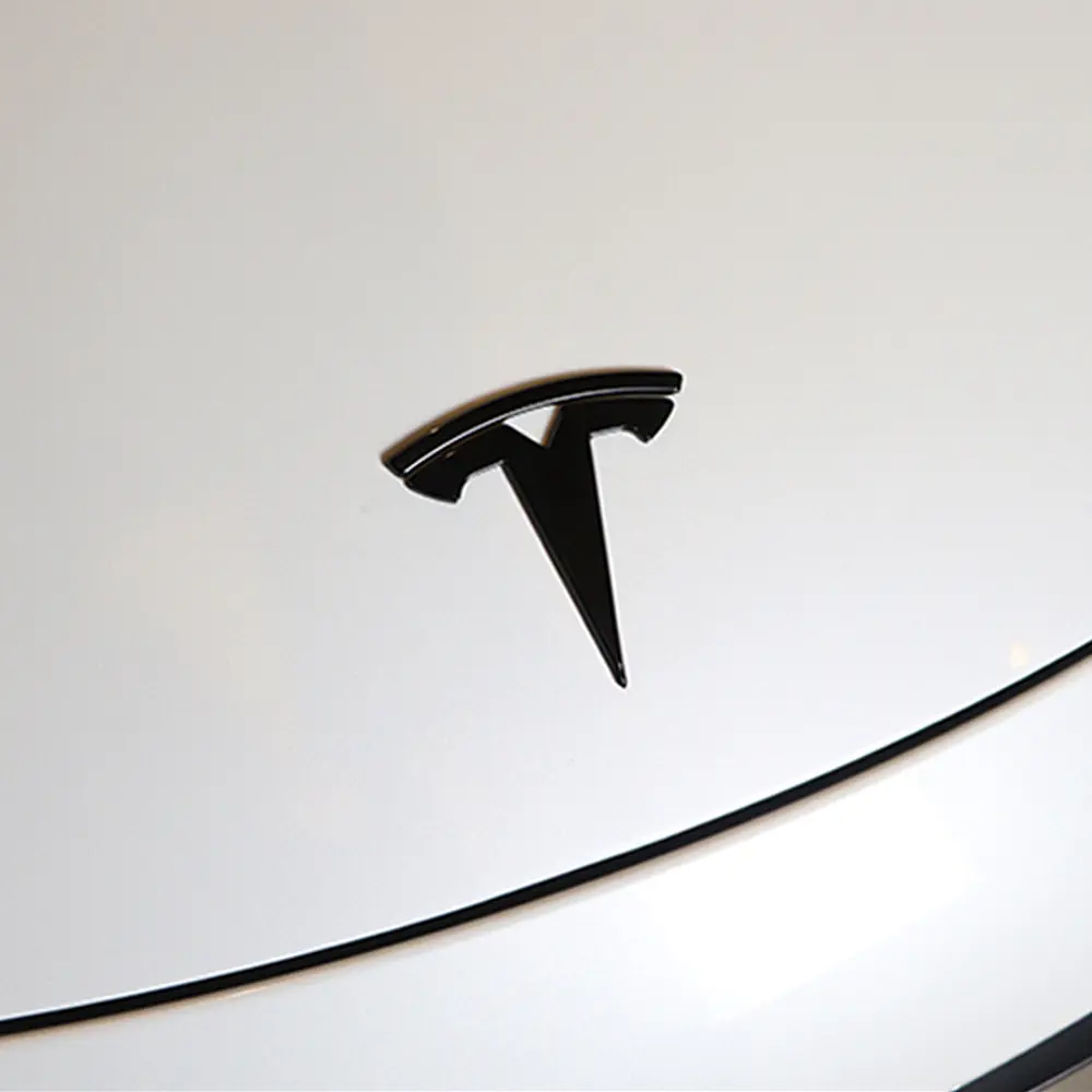 Емблема Tesla Чорна 77 мм Пластик на скотче (Завод) - фото 3