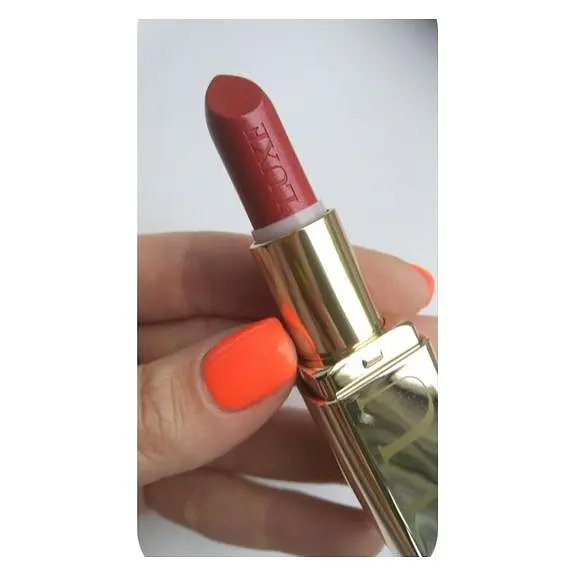 Увлажняющая губная помада Avon Luxe Багровый аметист/Red Haute 3.6 г - фото 4