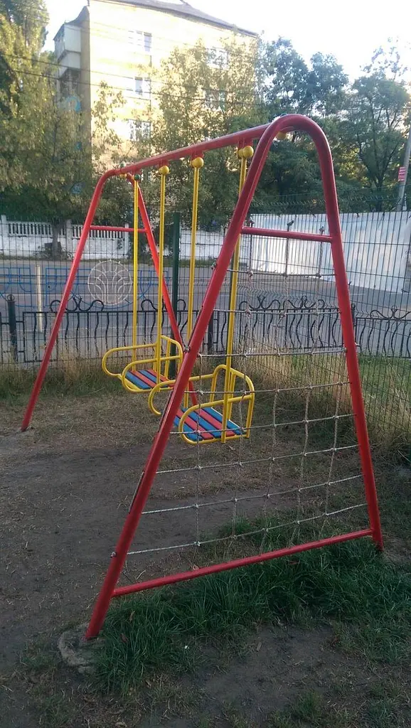 Гойдалки дитячі для вулиці двомісні з гладіаторською сіткою - фото 2
