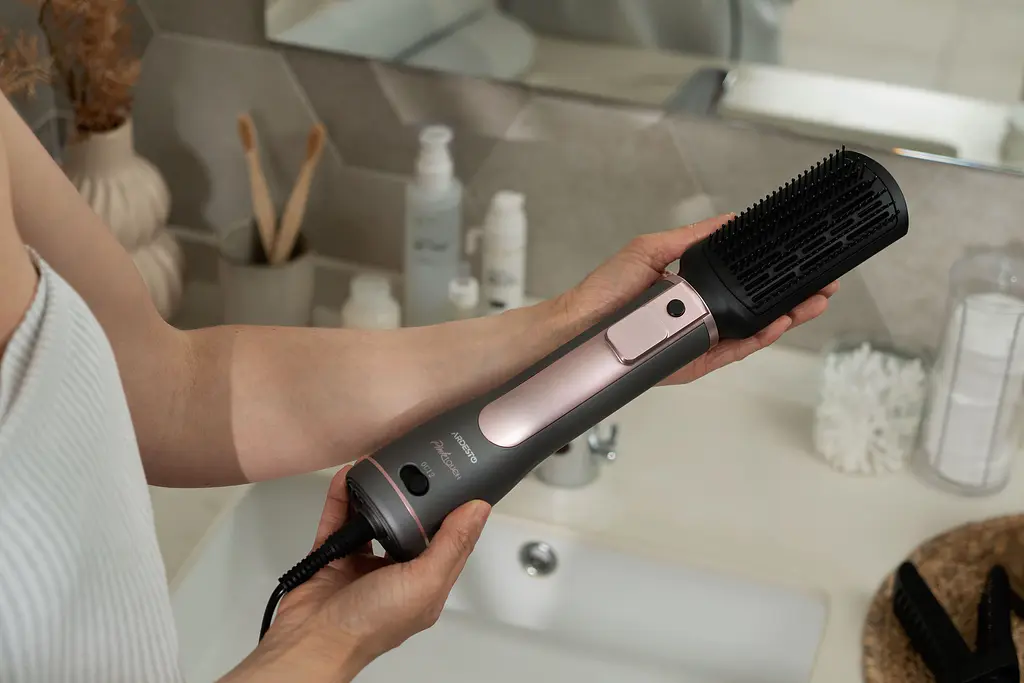 Фен-щітка Ardesto Brush Pink Touch, 1200Вт, 2 швидкості, 2 температурні режими, LED-дисплей, функція іонізації, 4 насадки, сірий+ розовий - фото 9