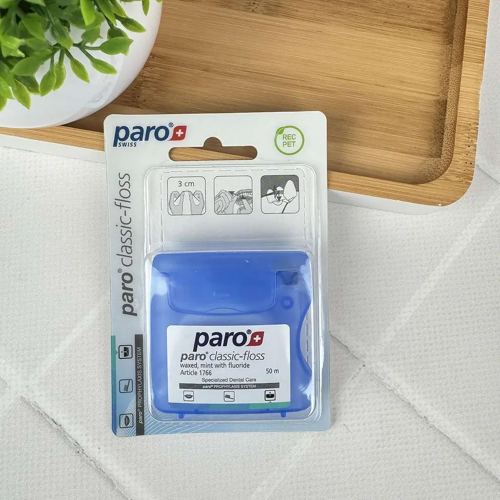 Зубна нитка Paro classic-floss вощена (з м'ятою та фторидом), 50 м