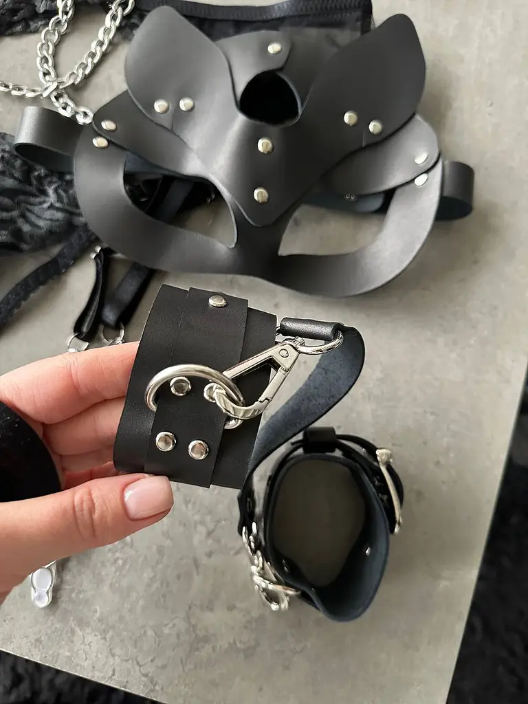 Наручники шкіряні BDSM для рольових ігор з регульованою застібкою чорні - фото 9