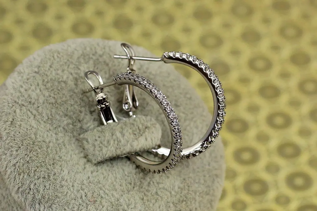 Сережки колечки Xuping Jewelry конго з каменями 2 см сріблясті - фото 2