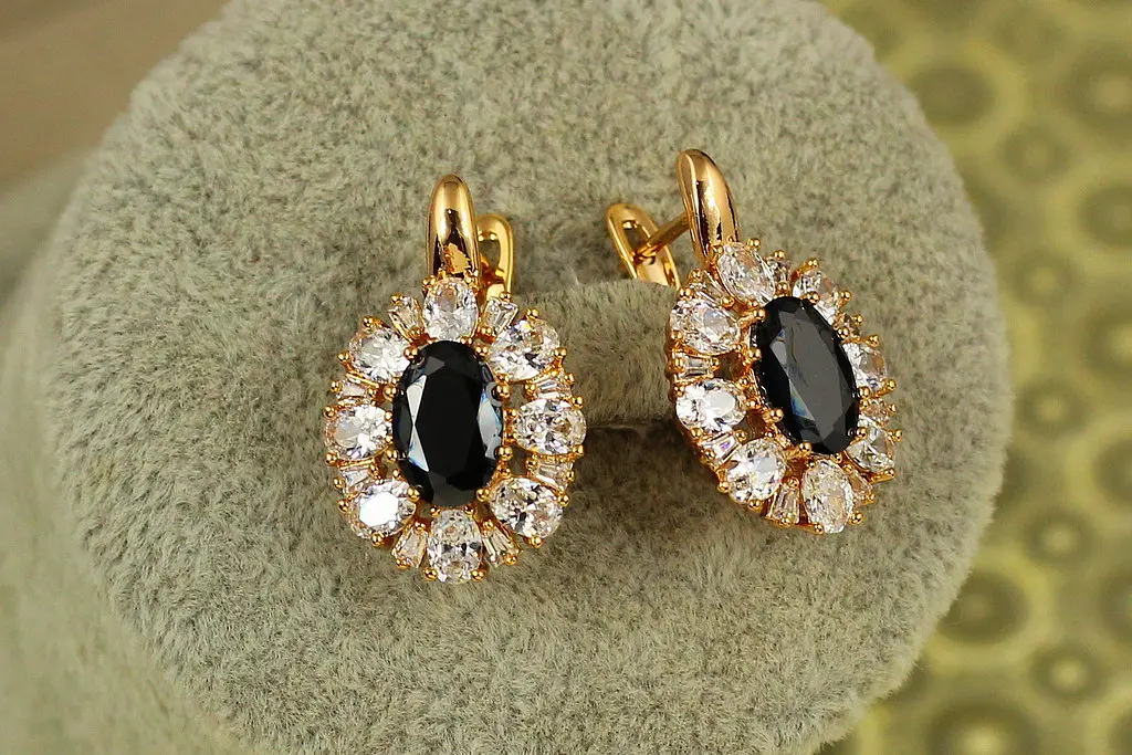 Сережки Xuping Jewelry циннія із чорним каменем 2,3 см золотисті - фото 2