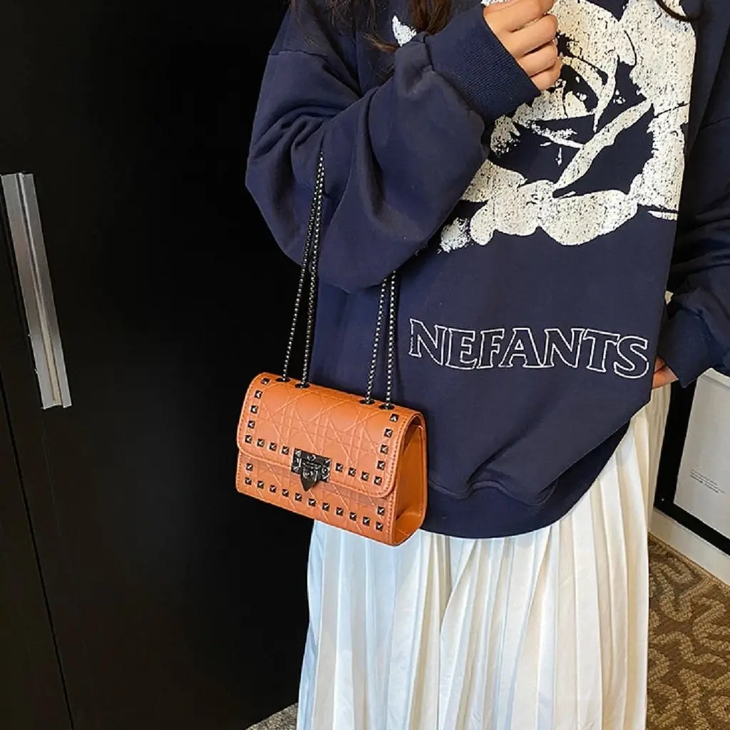 Сумка із заклепками на ланцюжку Lilly P2-87102A коричнева - фото 2
