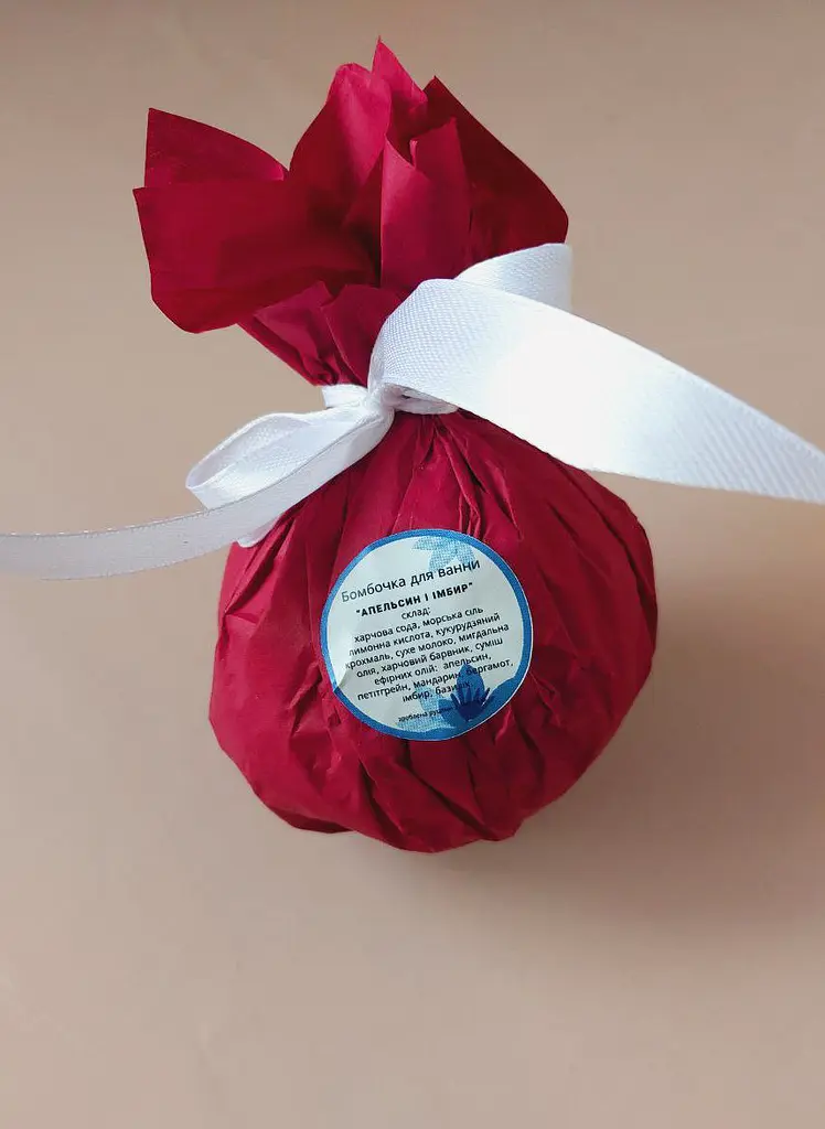 Біло-червона бомбочка для ванни Svich Shop Аромат стиглого апельсина й імбиру 180 г - фото 3