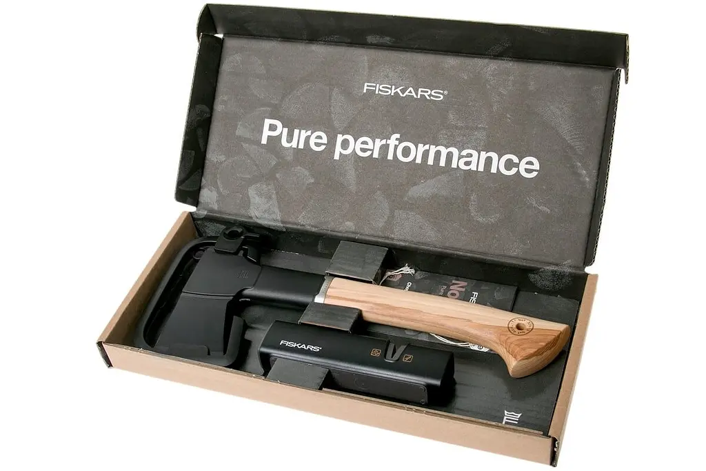 Подарунковий набір Fiskars Norden chopping axe N7 + sharpener SET 1051146