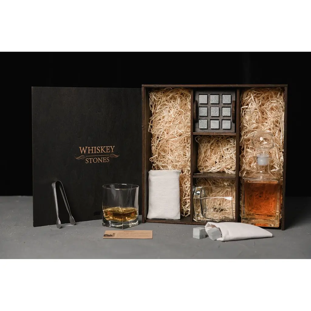 Подарунковий набір віскі Whiskey Stones з камінням для віскі в дерев'яному пеналі №3 + декантер і 2 склянки + щипці + мішечок - фото 3