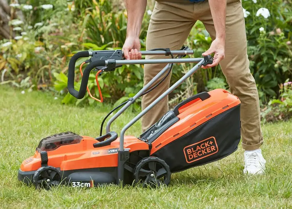 Газонокосилка аккумуляторная Black+Decker BCMW33184L2 - фото 7