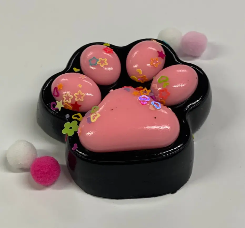 Іграшка-антистрес A-Toys Лапка котика велика 7 см чорна з рожевим - фото 1