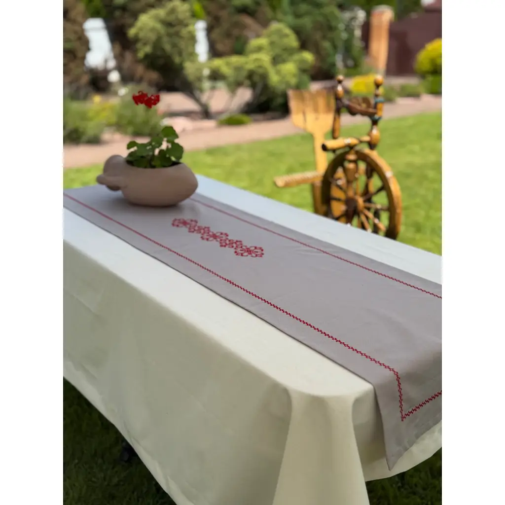 Ранер Ecotton Duck Grey с красной вышивкой 45 х 170 см (25260) - фото 4