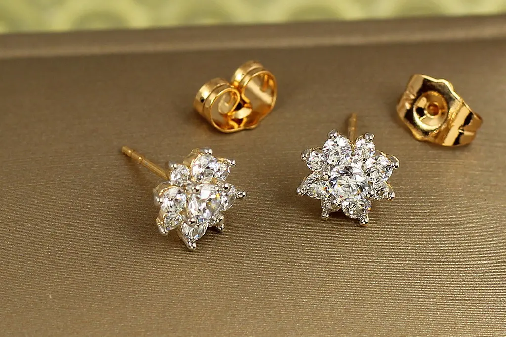 Сережки гвоздики Xuping Jewelry квіткова легкість з родієм 9 мм золотисті - фото 2