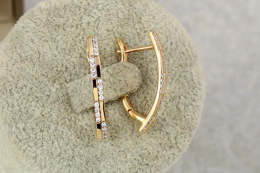 Серьги Xuping Jewelry дорожка с камешками в шахматном порядке 2.6 см золотистые - фото 2