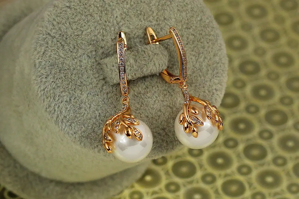 Сережки підвіски Xuping Jewelry з перлами кріплення листики 3,2 см золотисті - фото 2