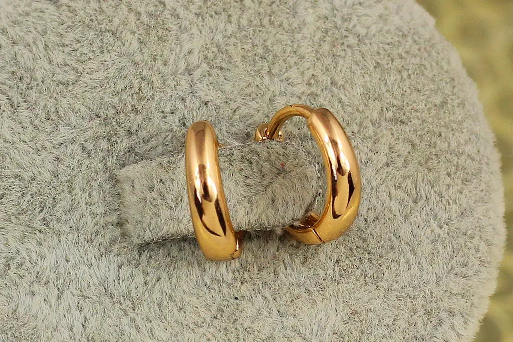 Серьги кольца Xuping Jewelry расширенные снизу 1,3 см золотистые - фото 2