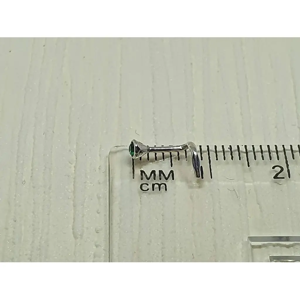 Серебряная серьга-пирсинг в нос Dear. 1023.2С Зеленый - фото 4