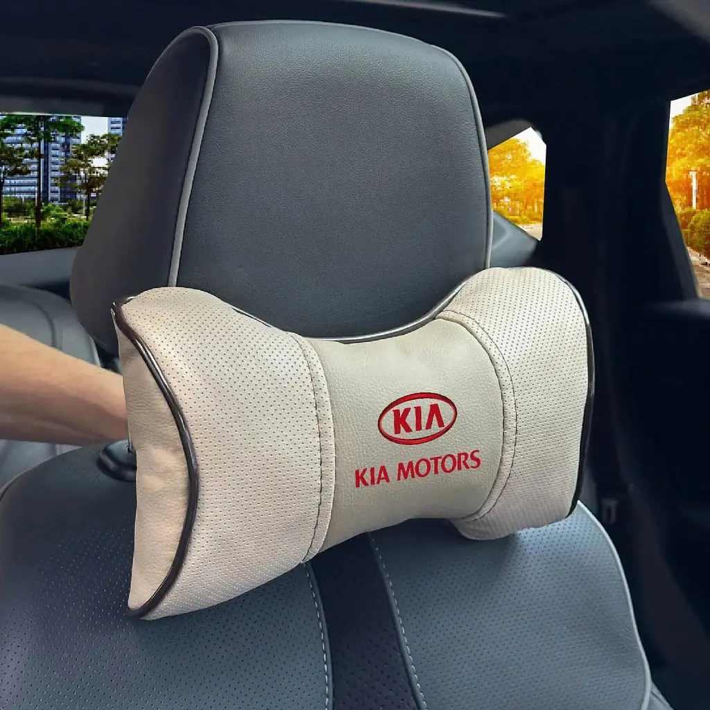 Подушка на підголівник з логотипом Kia Екошкіра 3D Кольоровий лого Бежева-Коричневий кант 1 шт