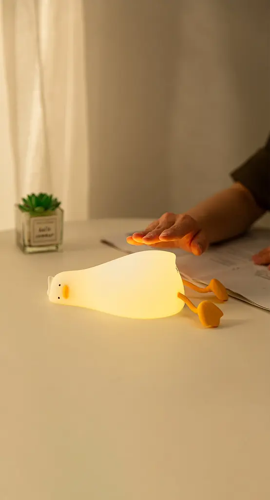 Силиконовый ночник "Лежащая утка" с подставкой для телефона - фото 3