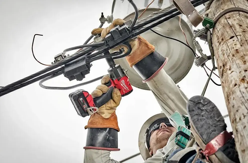 Гайковерт ударный аккумуляторный Milwaukee M18 FMTIW2F12-0 18В 0-2575 об/мин 881 Нм 1/2" кейс 2.3 кг без АКБ и ЗП - фото 2
