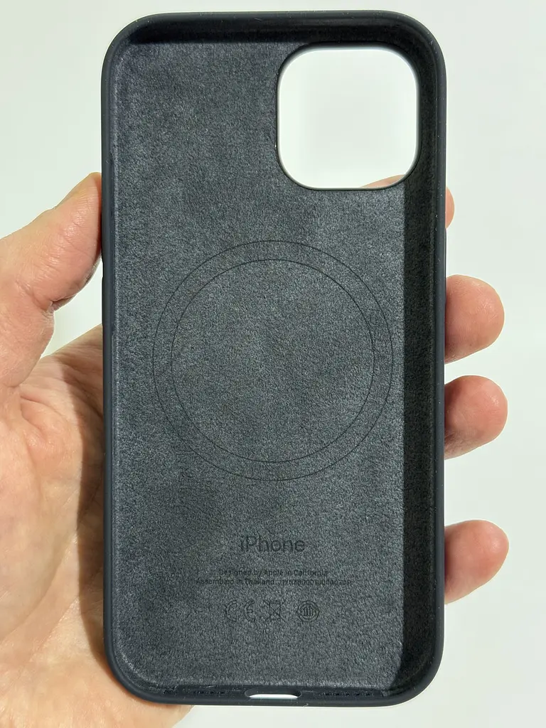 Оригінальний силіконовий чохол для iPhone 15 Apple Silicone Case with MagSafe Midnight Black MT0J3ZM/A - фото 5