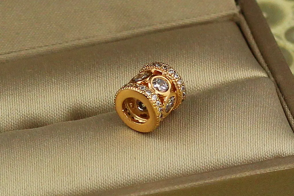 Кулон шарм Xuping Jewelry для тонкого ланцюга або браслета з великими каменями по центру 8 мм золотистий - фото 4