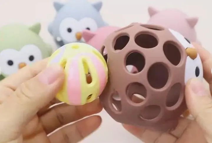 Набір силіконового дитячого посуду Cheeks для прикорму на присосках із харчового силікону темно рожевий з гризунком прорізувачем-брязкальцем  duplication - фото 7