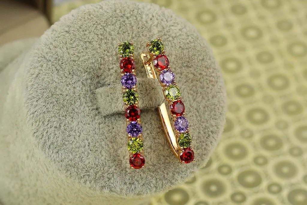 Серьги Xuping Jewelry дорожка с крупными темными камнями 3,3 см золотистые