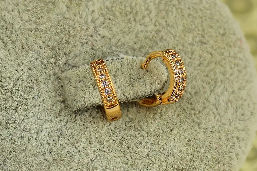 Сережки кільця Хuping Jewelry колечки з камінчиками 9 мм золотисті - фото 2