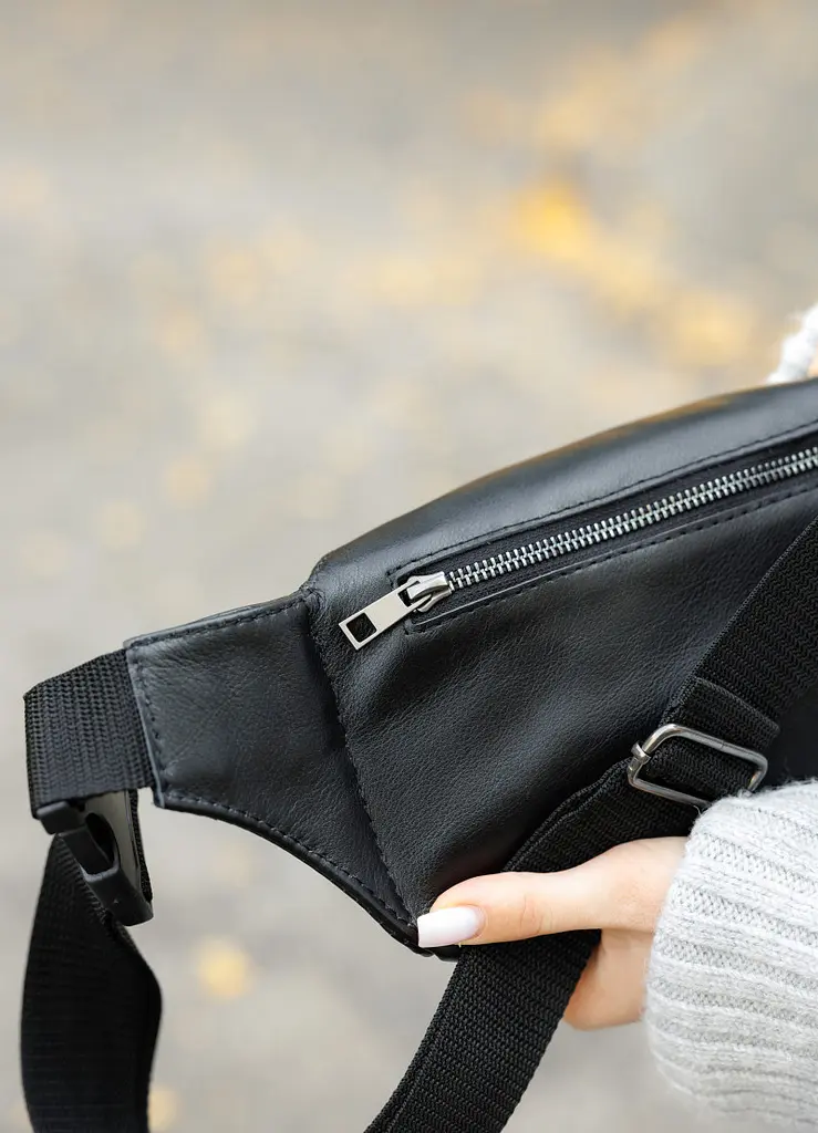 Женская кожаная сумка бананка Sambag Tirso BTT черная 31 × 12 × 5 см (81339001) - фото 8