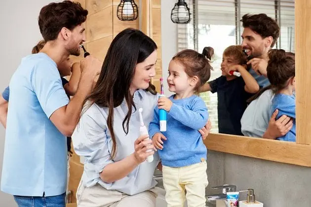 Подарочный набор Oral-B Электрическая зубная щетка Pro 1, черный - фото 9