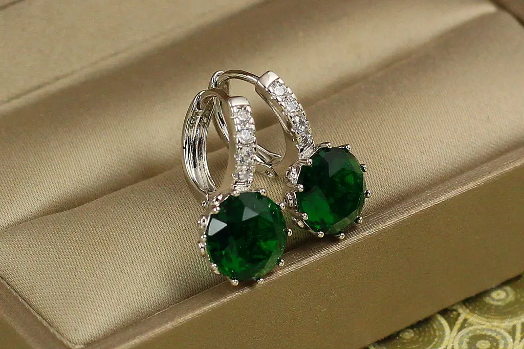 Сережки Xuping Jewelry з великим зеленим каменем і круглою застібкою 2 см сріблясті - фото 2