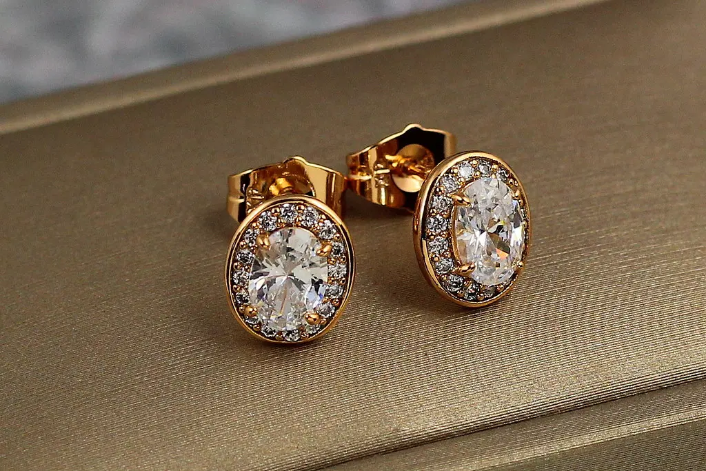 Сережки гвоздики Xuping Jewelry овальні малинки з білими каменями 10 мм золотисті - фото 2