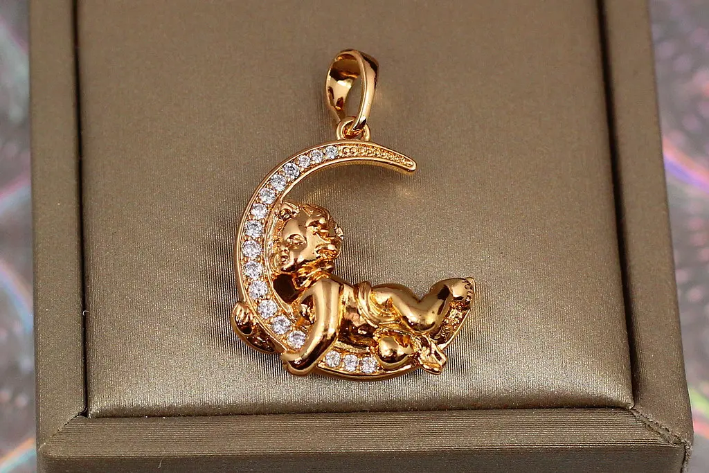 Кулон Xuping Jewelry ангел на місяці 2.2 см золотистий