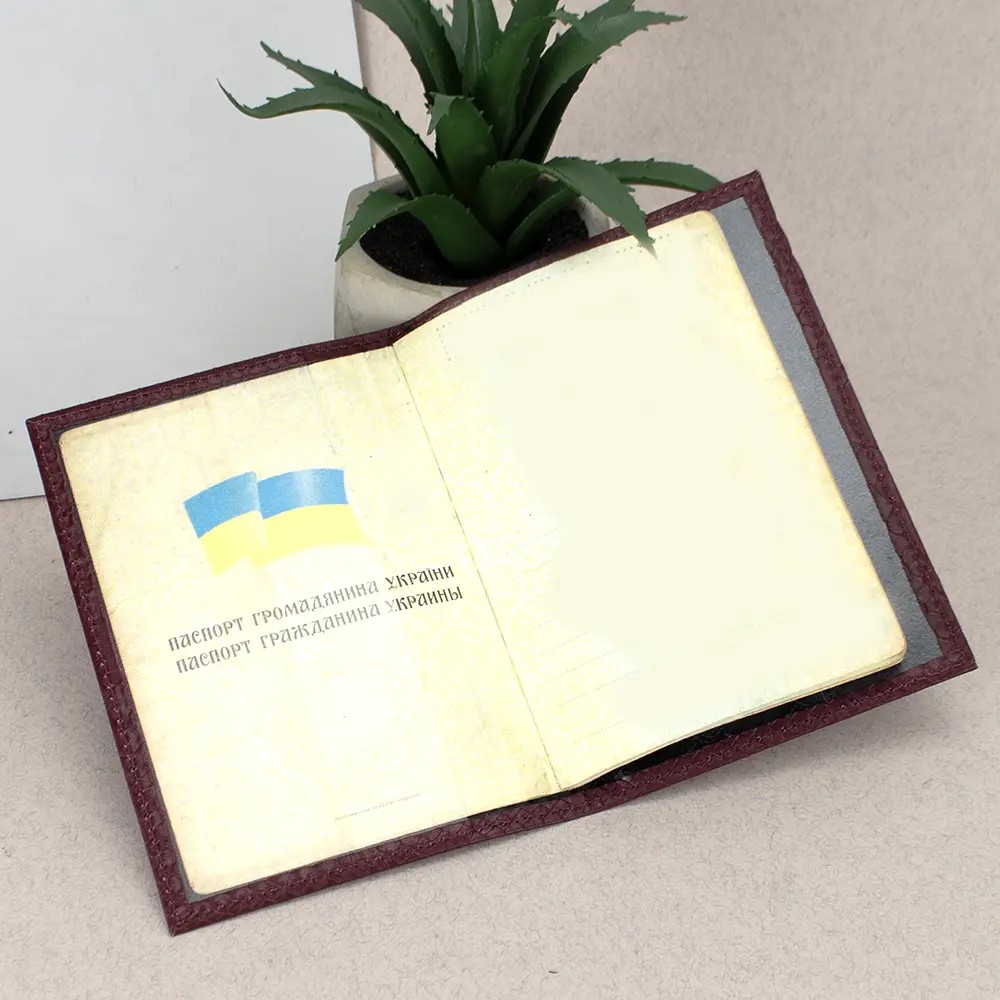 Обкладинка на паспорт шкіряна 07115 бордовий пітон - фото 4