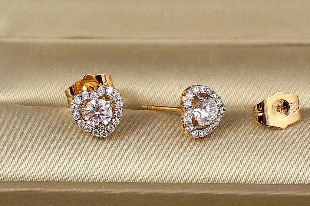 Серьги гвоздики Xuping Jewelry фианитовое сердечко с родием в ободке 8 мм золотистые - фото 2