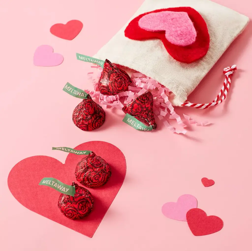 Шоколадні цукерки Hershey's Kisses Valentine's Day Milk Chocolate Meltaway 255г - фото 6