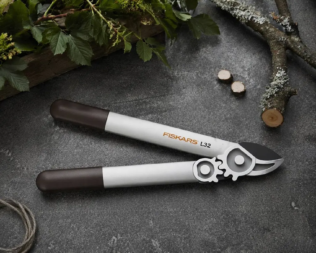 Набір Fiskars: Ножиці для кущів Fiskars White HS53 + Гілкоріз білий White L32 - фото 5