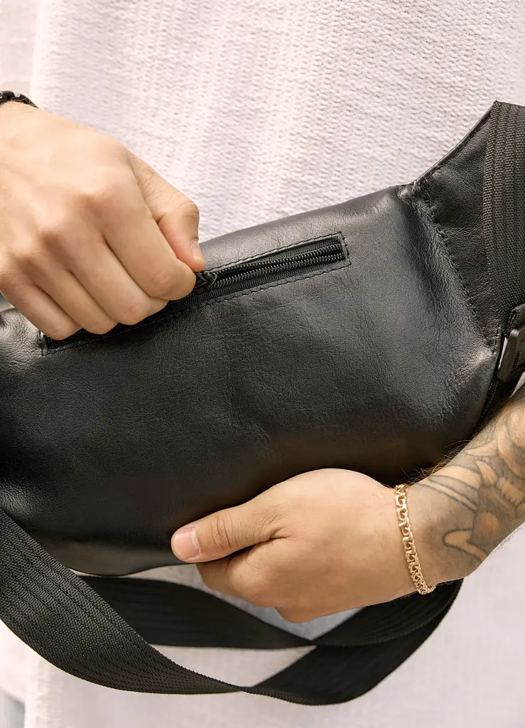 Велика чоловіча шкіряна сумка на пояс бананка Sambag Tirso Max чорна 38 × 17 × 6 см (81341101m) - фото 4