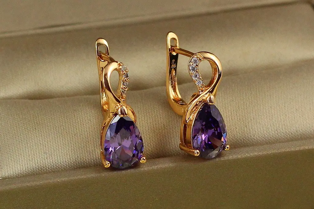 Сережки Xuping Jewelry Скандинавія з фіолетовим каменем 1,8 см золотисті - фото 3