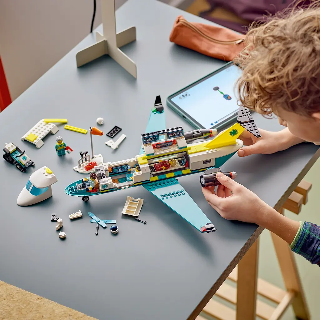 Уценка. Конструктор LEGO City Самолет скорой медицинской помощи 403 деталей (60465) - фото 12