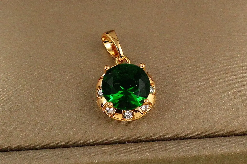 Кулон Xuping Jewelry зелений камінь у оправі з білих фіанітів 11 мм золотистий