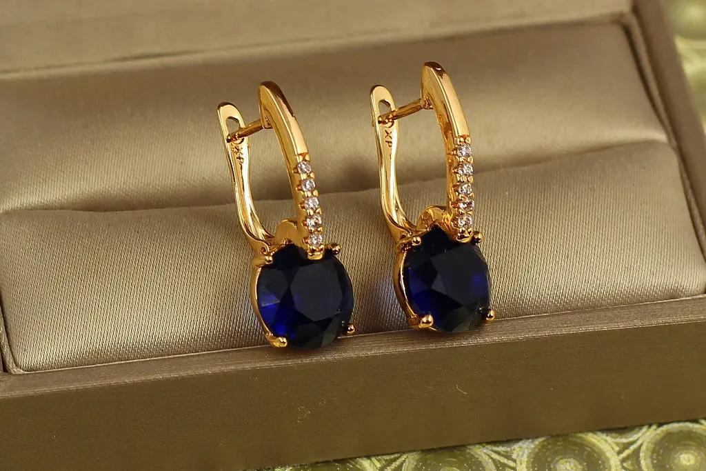 Сережки Xuping Jewelry Стрілка із великим синім каменем 2,7 см золотисті - фото 2