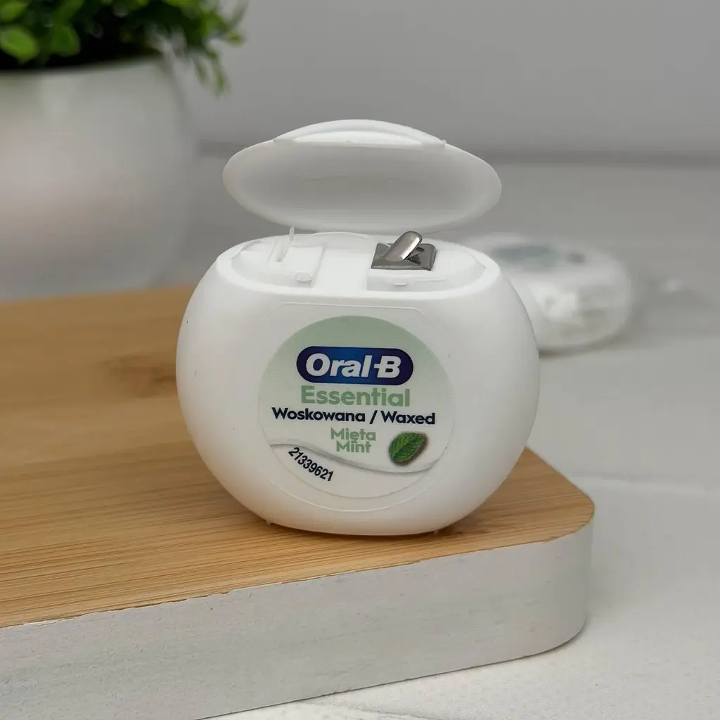 Зубна нитка Oral-B Essential Floss Mint вощена м’ятна для очищення міжзубних проміжків 50 м - фото 2