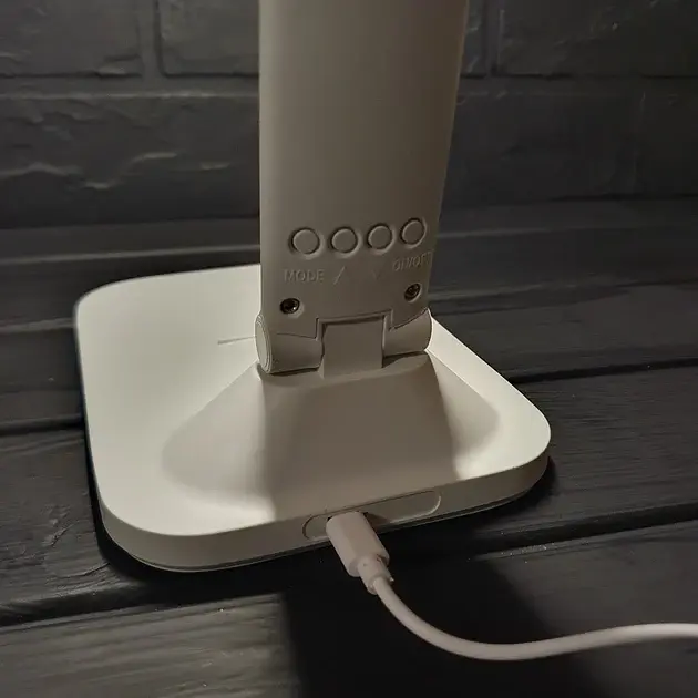 Настільна лампа з дисплеєм від USB - фото 2