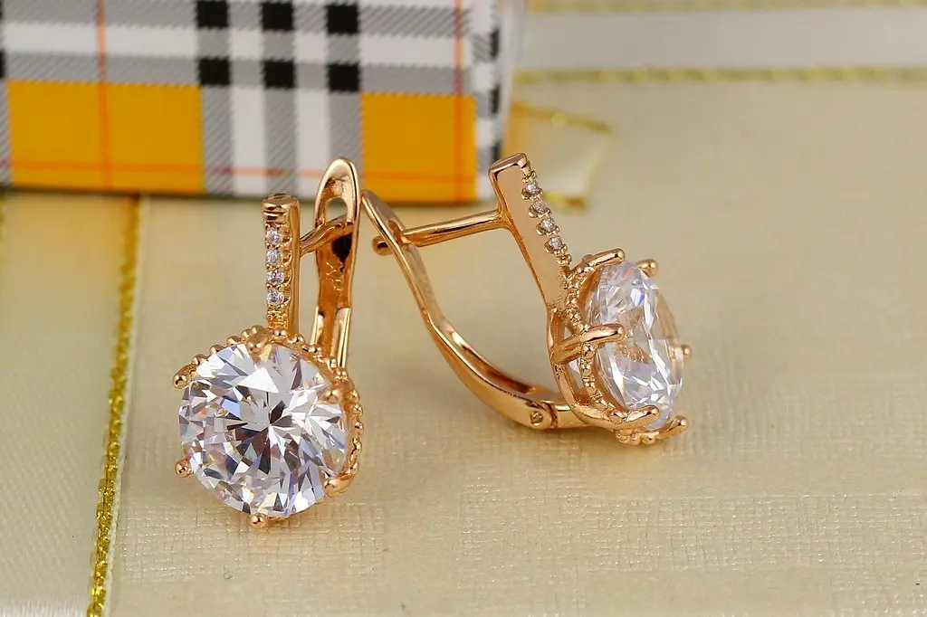 Серьги Xuping Jewelry с белым большим камнем шестигранная оправа 2 см золотистые - фото 2