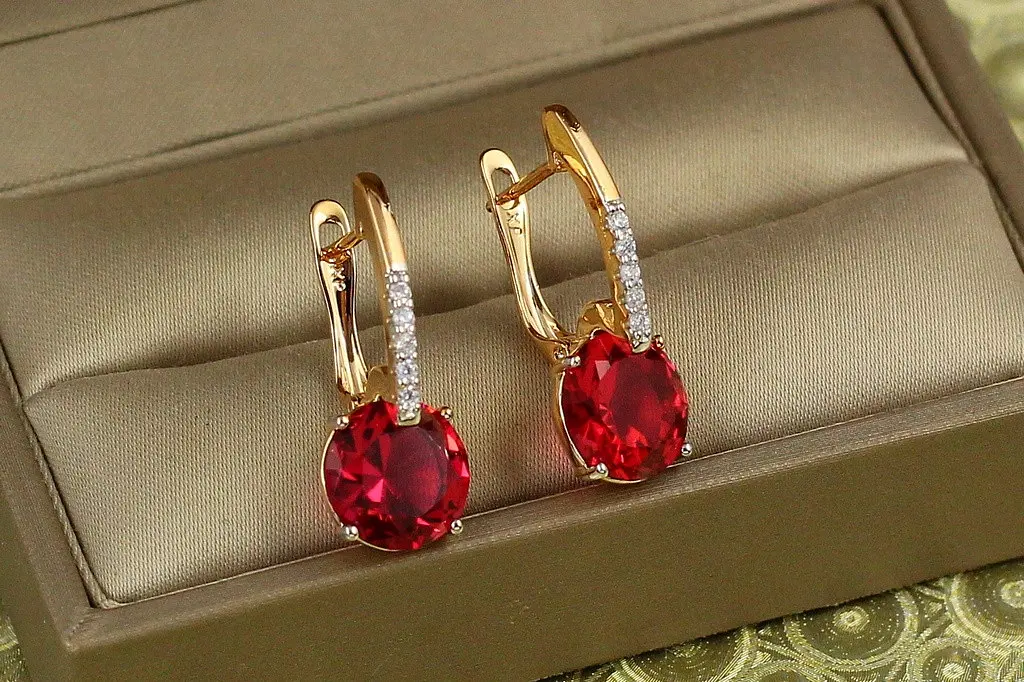 Сережки Xuping Jewelry Стрілка з родієм із великим малиновим каменем 2,7 см золотисті - фото 2
